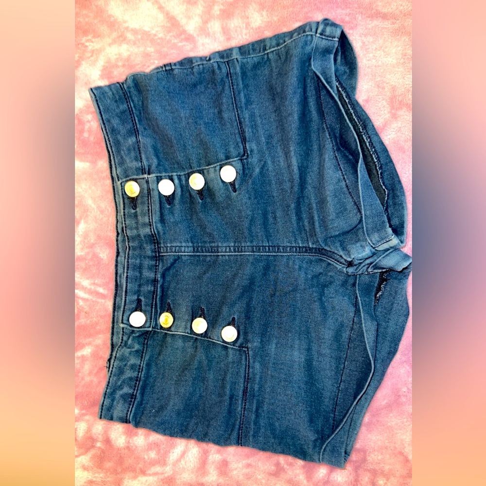 Double button shorts